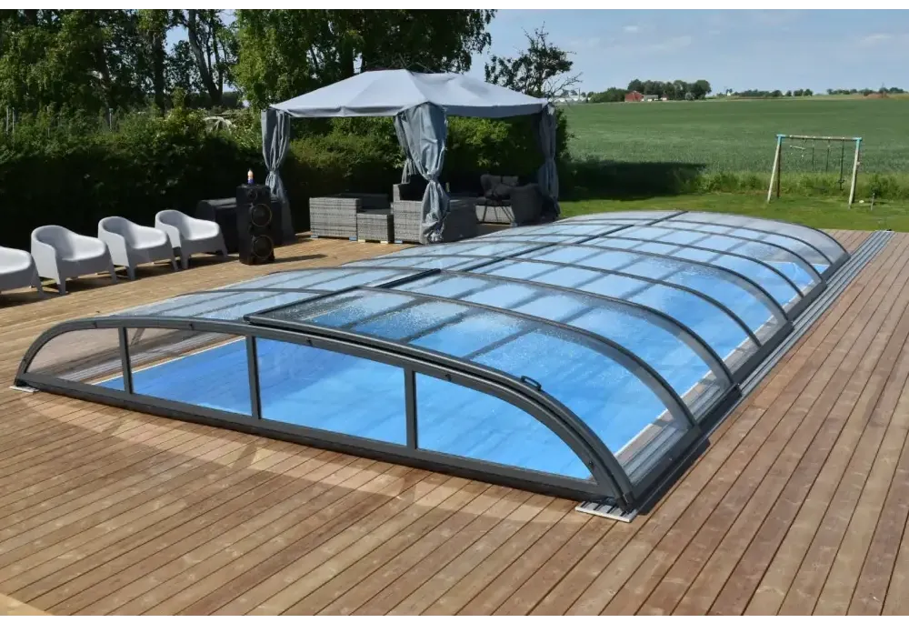 Modern pooltak Nivo Kit 650B med transparenta paneler för pooler